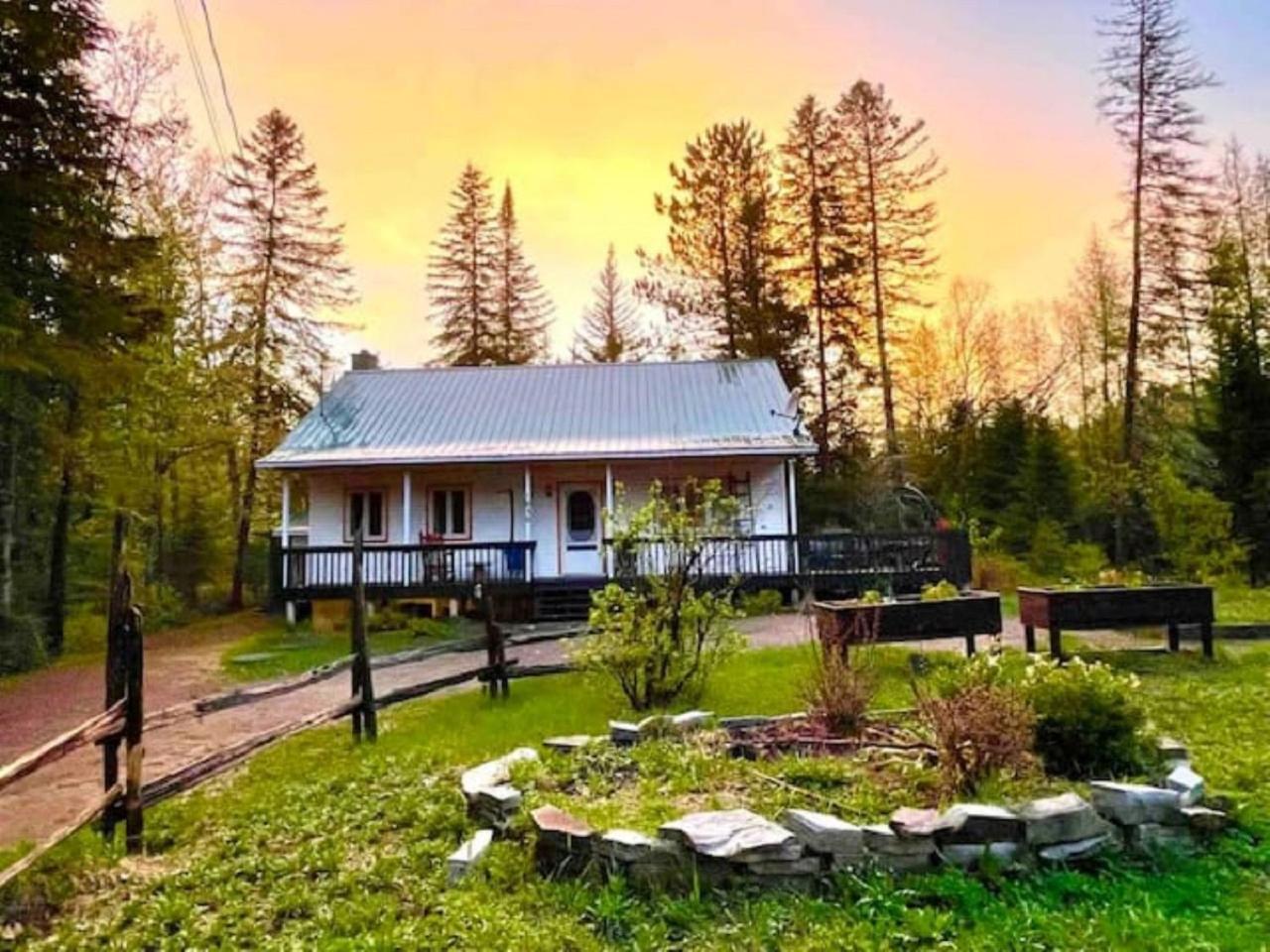 Chalet De L'Ours Bord Riviere - Lit King Size - Petit Dejeuner Bio - Table De Pool Villa Saint-Alexis-des-Monts Exterior foto